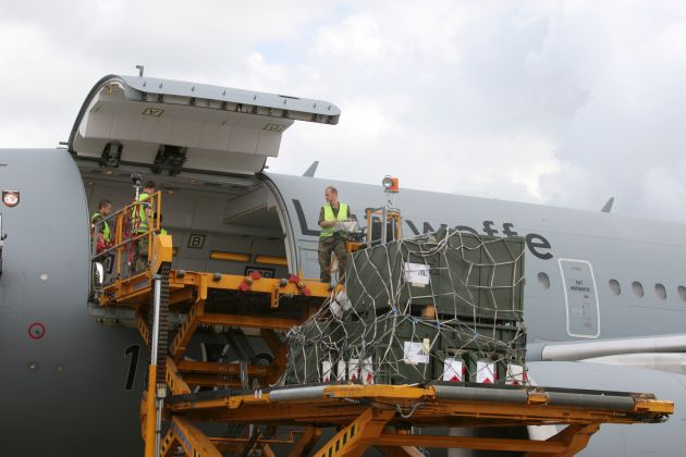 Erste Hilfsgüter der Bundeswehr im Kampf gegen Ebola
