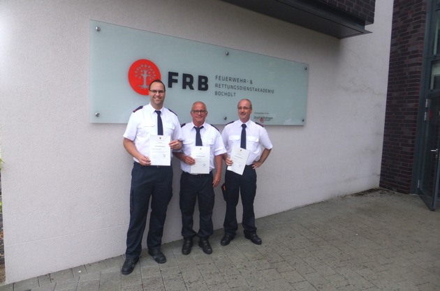 FW-Stolberg: Drei Stolberger Feuerwehrmänner sind nun Notfallsanitäter