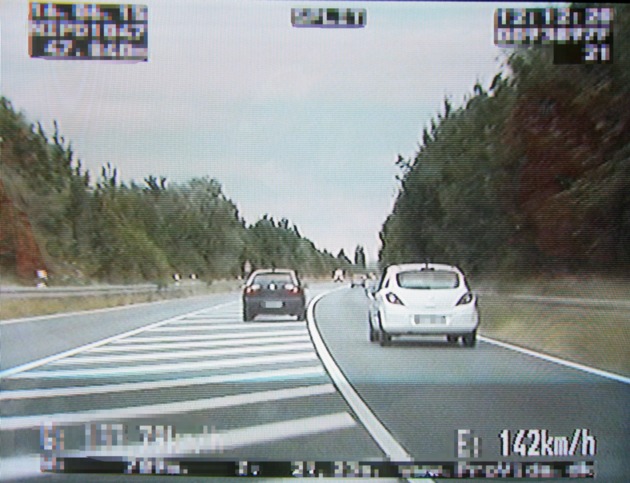 POL-HM: Autofahrer mit 203 km/h unterwegs - beim Überholen Sperrfläche benutzt
