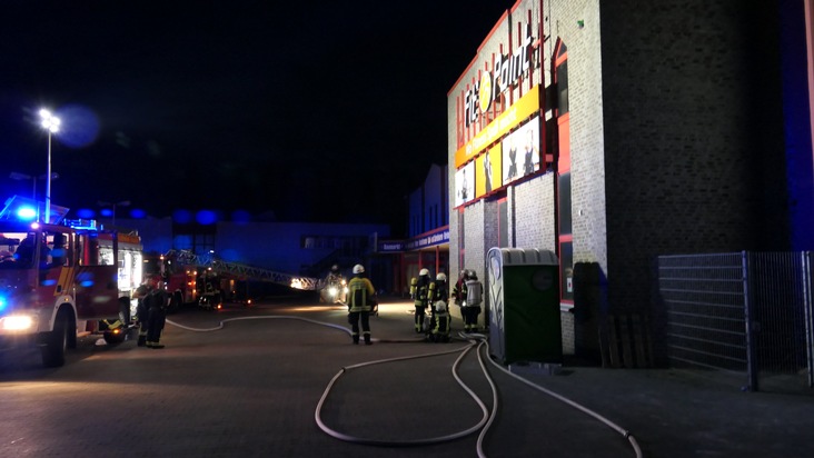 Feuerwehr Kalkar: Brand im Kalkar - Fitnessstudio erneut betroffen
