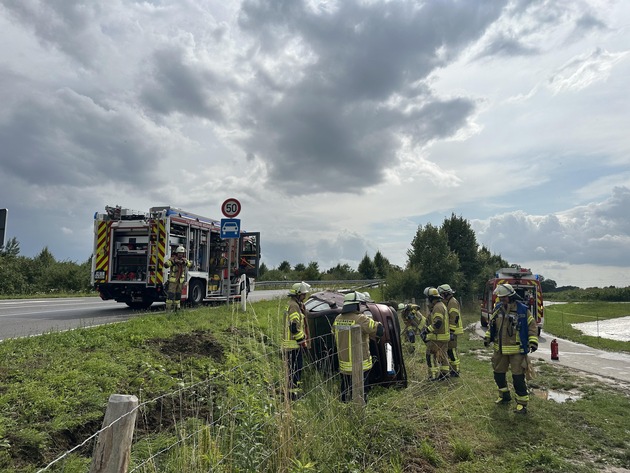FW Weinheim: Verkehrsunfall auf der Kreisverbindungsstraße, Pkw landet auf der Seite