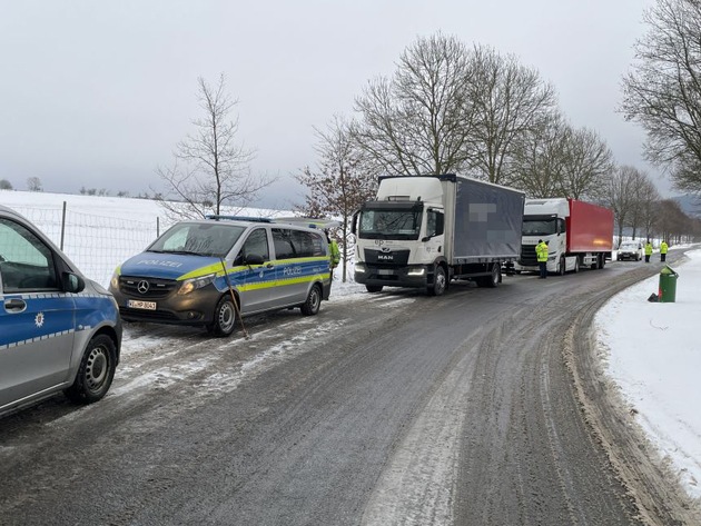 Mittelhessen: LAHN-DILL-KREIS: Verkehrspolizei kontrolliert Schnee und Eis auf Fahrzeugd&auml;chern - 52 Fahrzeuge beanstandet