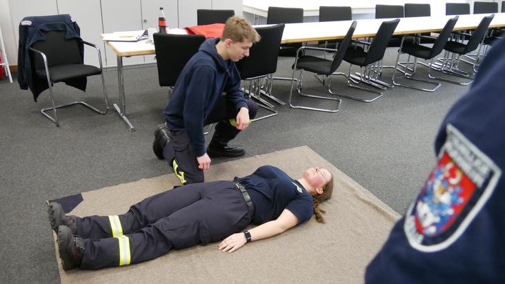 FW Celle: 28 neue Feuerwehrleute erreichen die &quot;Qualifikationsstufe Einsatzfähigkeit&quot; in Celle