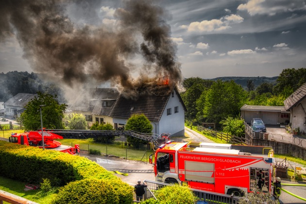 FW-GL: Dachstuhlbrand mit hohem Sachschaden im Stadtteil Bärbroich von Bergisch Gladbach