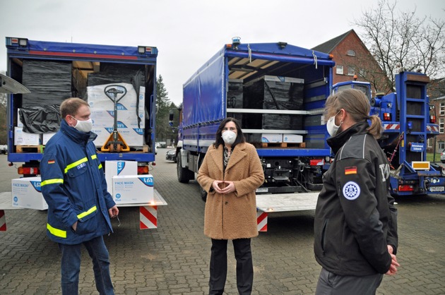 THW HH MV SH: THW verteilt knapp 7 Millionen Medizinische Masken des Landes an Schleswig-Holsteins Kommunen