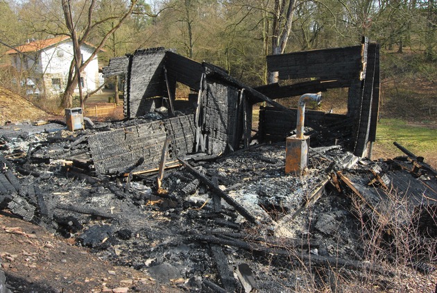 POL-HI: Es war Brandstiftung  Die Polizei bittet um Hinweise