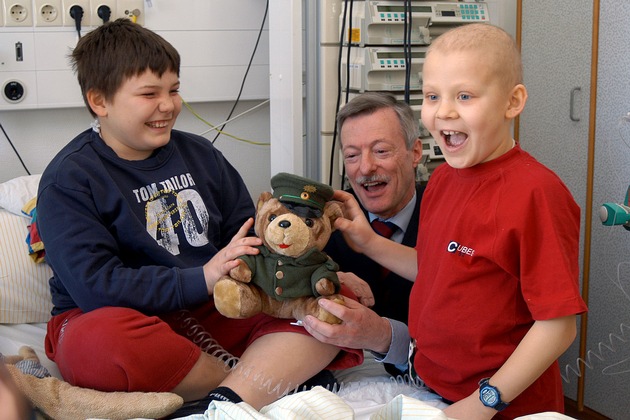 POL-D: Polizeipräsident Michael Dybowski überreichte heute eine Spende an die Elterninitiative Kinderkrebsklinik - Kinder malten für einen guten Zweck - Aktion der Polizei am Weltkindertag 2005