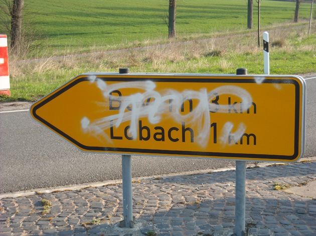 POL-HOL: Ortsausgang Lobach bis zur Ampelkreuzung B 64: Schmierfinken unterwegs - 10 Verkehrszeichen mit Sprühdose beschmiert -