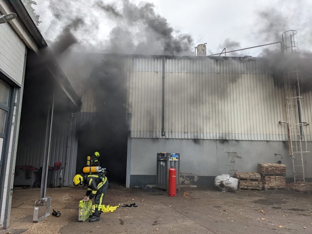 FW-OB: Feuer in einer Gewerbehalle in Oberhausen-Lirich