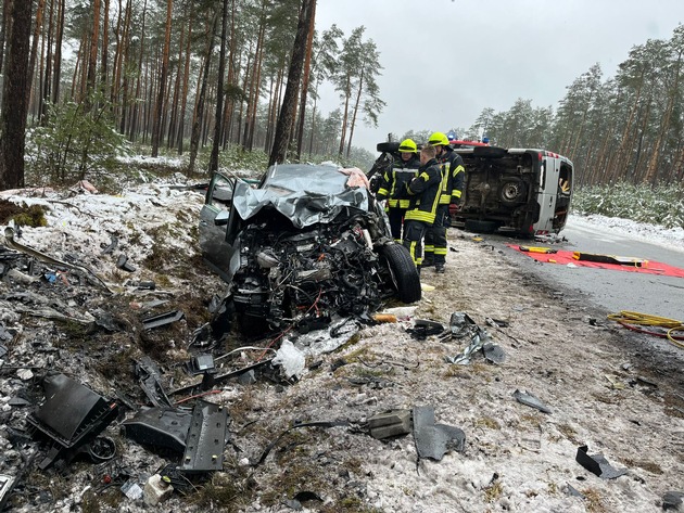 FW Lüchow-Dannenberg: Wintereinbruch sorgt für zahlreiche Notrufe in Lüchow-Dannenberg +++ Polizei registriert 15 Verkehrsunfälle im Kreisgebiet +++ Transporter kollidiert mit PKW