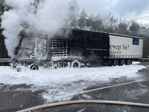 POL-PDKL: Sattelzug gerät in Vollbrand...Zweiter Sattelzug fährt in Stauende...