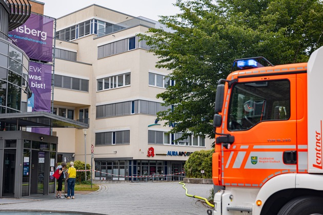 FW-GL: Ammoniakaustritt in Nebengebäude des Evangelischen Krankenhauses - Feuerwehr Bergisch Gladbach im Gefahrstoffeinsatz