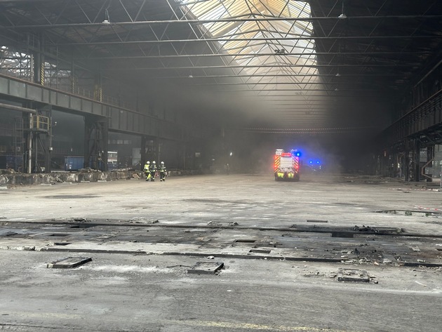 FW-MH: Unterirdischer Brand in einer Lagerhalle