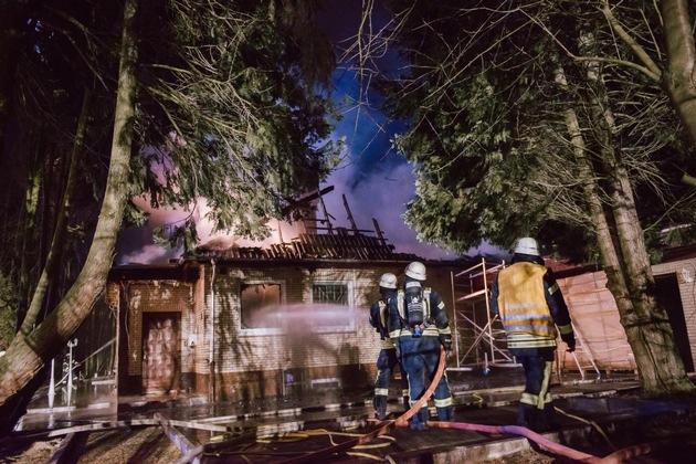 FW-SE: Großfeuer in Schwissel zerstört Einfamilienhaus