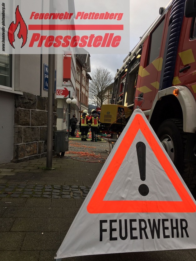 FW-PL: OT-Eiringhausen. Wasserrohrbruch in Gehweg vor Wohn- und Geschäftshaus. Kellerräume füllten sich mit Wasser.