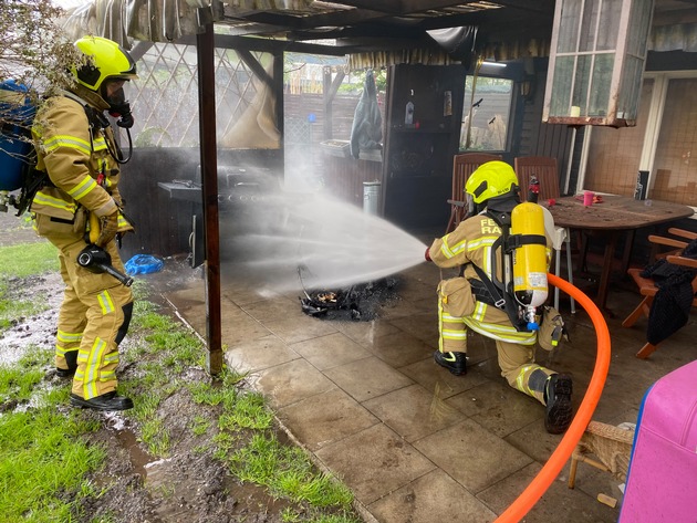 FW Ratingen: Gasflasche fängt Feuer - Feuerwehr Ratingen verhindert Brandübergriff