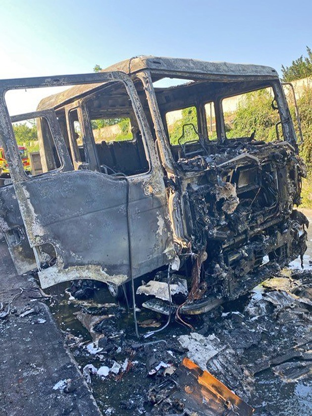 POL-ME: Städtischer LKW brannte komplett aus - Ratingen - 2207088