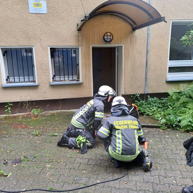 FW-EN: Wetter (Ruhr) - Ölspur, unbekannte Rauchentwicklung aus Gebäude und Verkehrsunfall am Mittwochnachmittag.