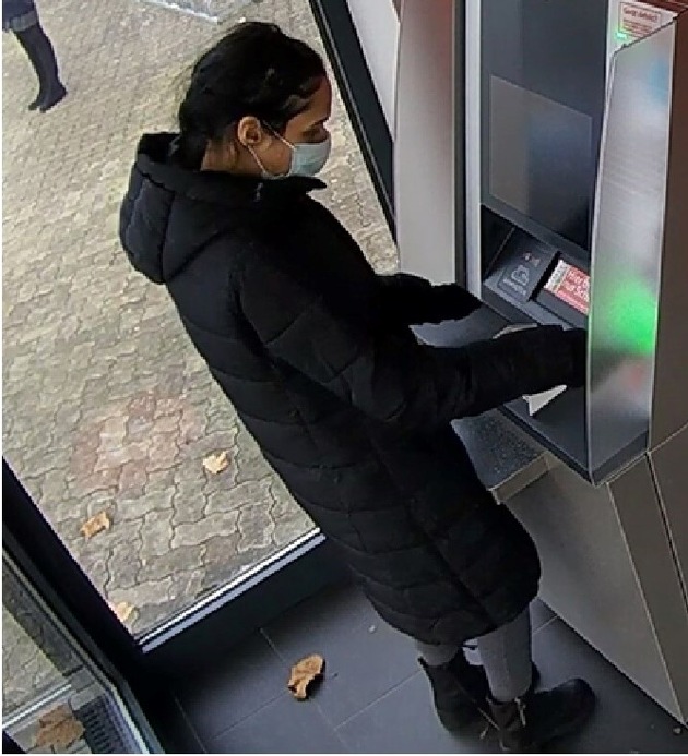 POL-BS: Unbekannte Frau entwendet Geldbörse und hebt Geld ab - Polizei fahndet mit Fotoaufnahmen der Tatverdächtigen