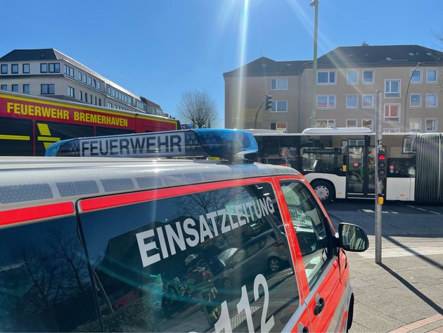 FW Bremerhaven: Verkehrsunfall mit Linienbus im Stadtgebiet Bremerhaven - zwei verletzte Personen