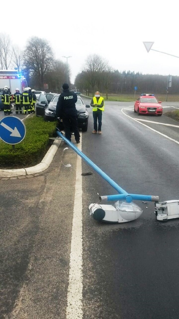 FW-KLE: Unfall endet an Straßenlaterne