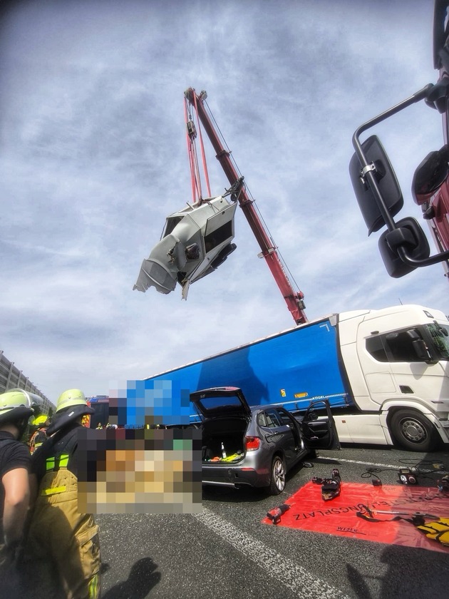 FW-OB: Zwei Verkehrsunfälle fordern Einsatz der Feuerwehr - Schwerer Unfall auf der A3 mit verletzten Pferden