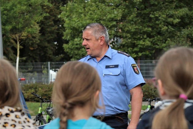 POL-PDTR: Die Jugendverkehrsschule der Polizeiinspektion Trier - Mit der SWT ein verlässlicher Partner an der Seite