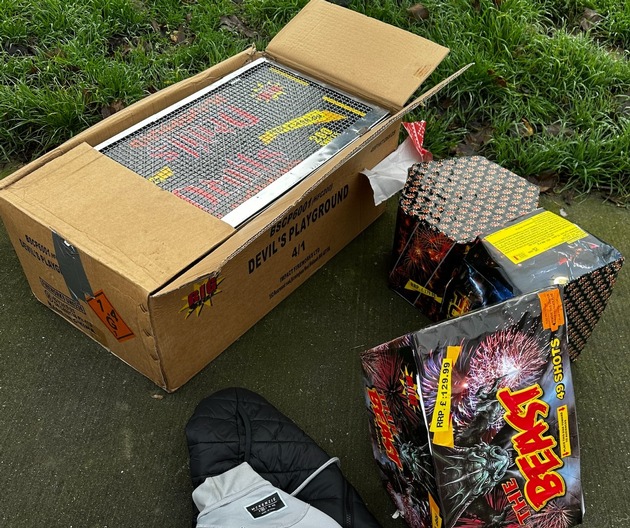 HZA-BI: Illegales Feuerwerk und Steuerhinterziehung/Bielefelder Zoll stoppt Kleintransporter auf A44