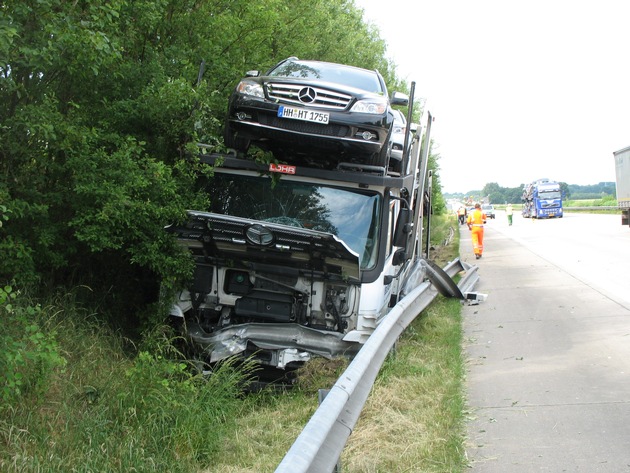 POL-WL: Autotransporter kommt von der Fahrbahn ab +++ Schadenshöhe ca. 50.000 Euro +++ Bergung mittels Kran