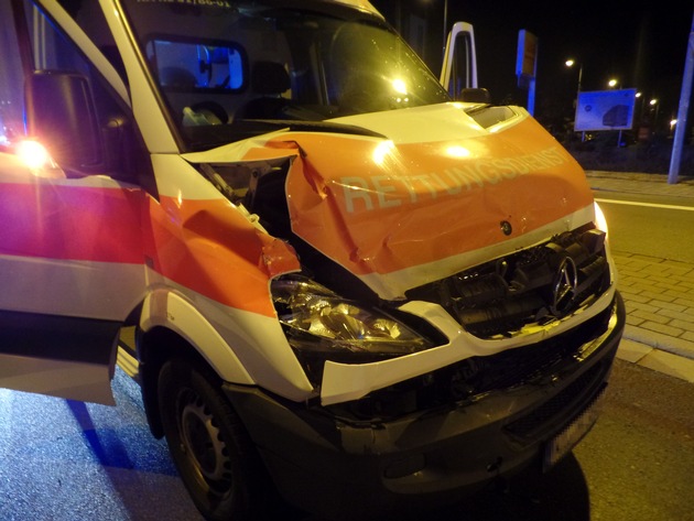 POL-PPWP: Unfall zwischen Feuerwehrfahrzeug und Rettungswagen