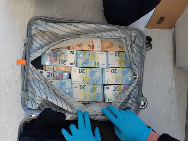 Bundespolizeidirektion München: Bundespolizei beschlagnahmt 100.000 Euro und bringt Mann in Haft