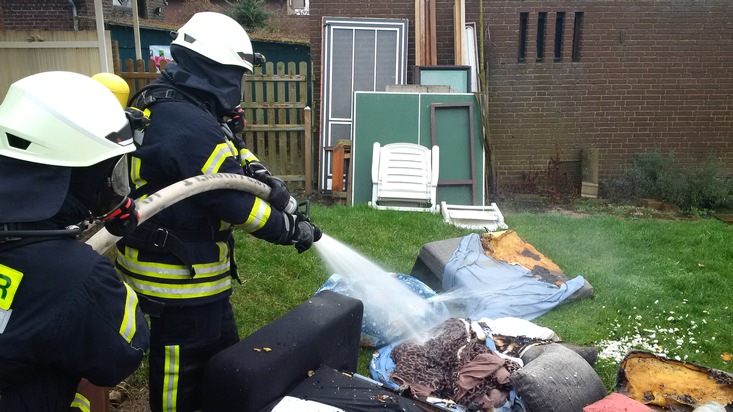 FW-KLE: Zimmerbrand. Junges Paar mit Rauchgasintoxikation.