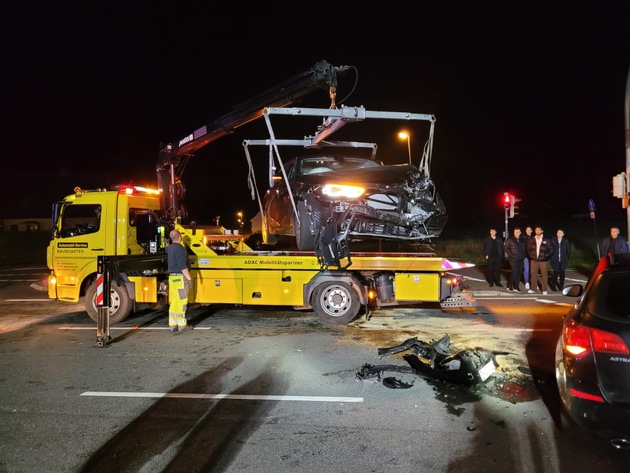 FFW Schiffdorf: Verkehrsunfall in Schiffdorf: Fahrzeuge kollidieren frontal - zwei Personen im Krankenhaus