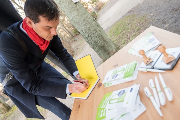 PM mit Bildern: Neuköllns Bezirksbürgermeister Martin Hikel unterstützt frühe Sprachförderung