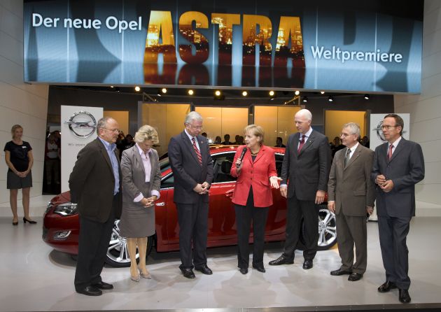 Kanzlerin Angela Merkel zu Gast am Opel-Stand auf der IAA in Frankfurt (mit Bildern)