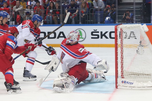 IIHF Eishockey-Weltmeisterschaft: SKODA Vorstandsvorsitzender Bernhard Maier zeichnet &#039;Most Valuable Player&#039; aus (FOTO)