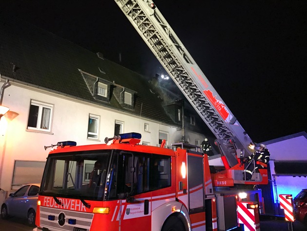 FW-GL: Dachstuhlbrand in Wohn- und Geschäftshaus im Stadtteil Refrath von Bergisch Gladbach