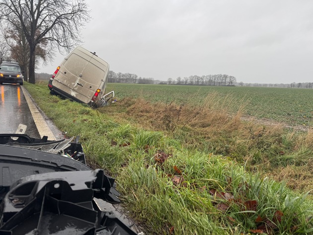 FW Flotwedel: Fahrzeug kollidiert mit Baum - Feuerwehr Wiedenrode im Einsatz