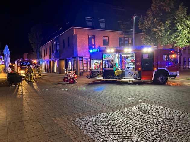FW Tönisvorst: Zwei ungewöhnliche Einsätze für die Feuerwehr in der Nacht zu Sonntag: Gasgeruch durch Kurzschluss in St. Tönis und Hilferufe aus einer Wohnung mit Pool in Vorst