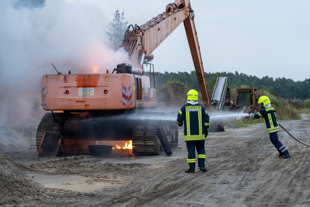 FW Flotwedel: Kettenbaggerbrand in Eicklingen - Feuerwehr löscht Brand im Kieswerk