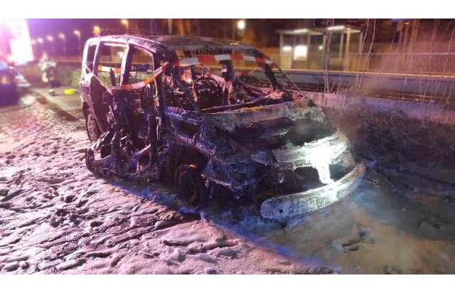 POL-STD: Auto am Dollerner Bahnhof in Flammen aufgegangen