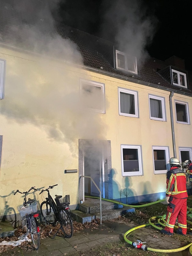 FW Neumünster: Kellerbrand in Mehrfamilienhaus - vier Personen betroffen
