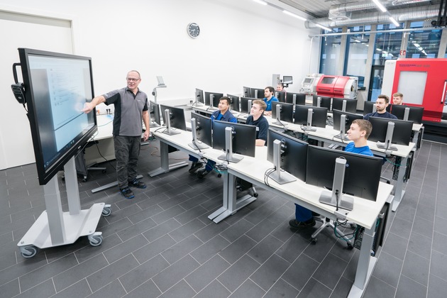 Fit für die Arbeitswelt der Zukunft / Bildungszentrum für Freudenberg Gruppe eröffnet: Digitales Lernen und modernste Technologie