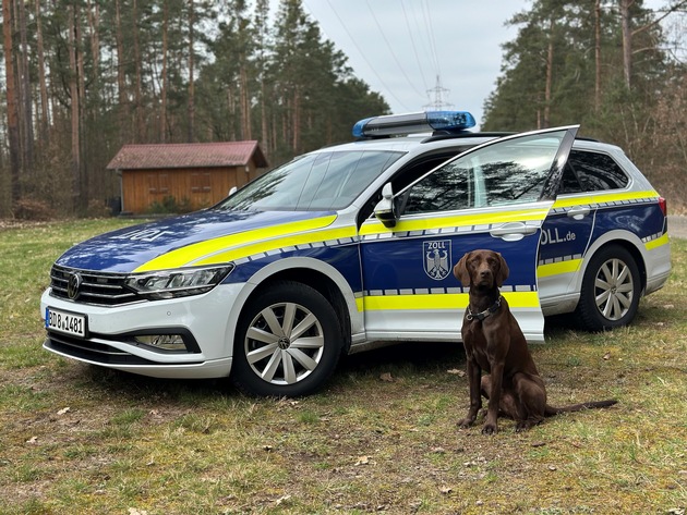 HZA-SW: Frisch ausgebildet und einsatzbereit - Neues Zollhundeteam verstärkt die Kontrollen in Schweinfurt