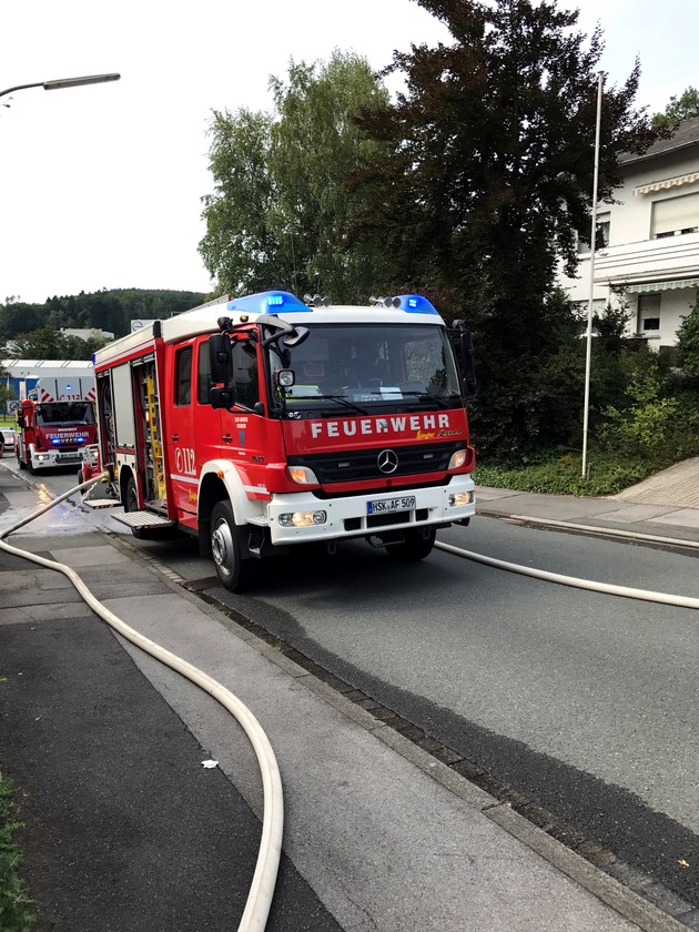 FW-AR: Feuerwehr löscht brennende Hecke in Herdringen und kann schlimmen Schaden am Wohngebäude verhindern