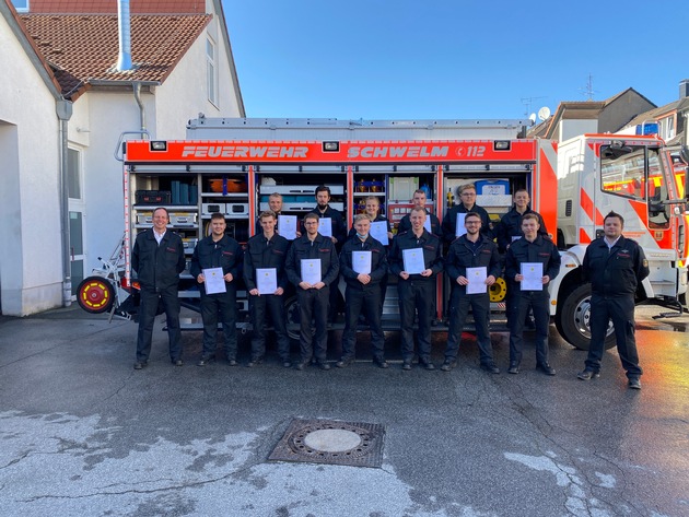 FW-EN: Dreizehn neue Einsatzkräfte für die Feuerwehr