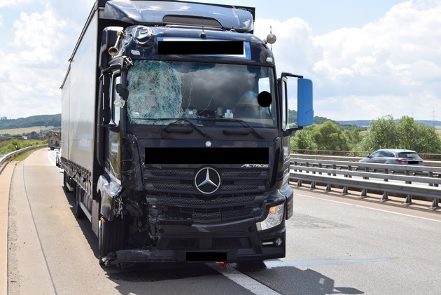 POL-PDKL: A63/Winnweiler, Lkw kracht in Absperrwand, hoher Sachschaden