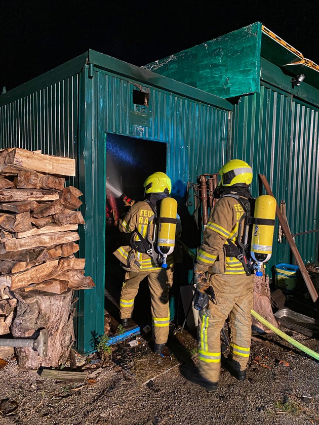 FW Ratingen: Werkstattgebäude gerät in Brand - Feuerwehr Ratingen im Einsatz