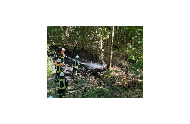FW-ROW: Wald gerät in Brand in Kirchtimke