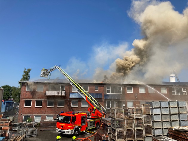 FW-PI: Folgemeldung: Über 300 Einsatzkräfte bekämpfen Großfeuer in einem Gewerbegebiet